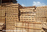 Giải pháp xếp chồng pallet gỗ 4 hướng nâng